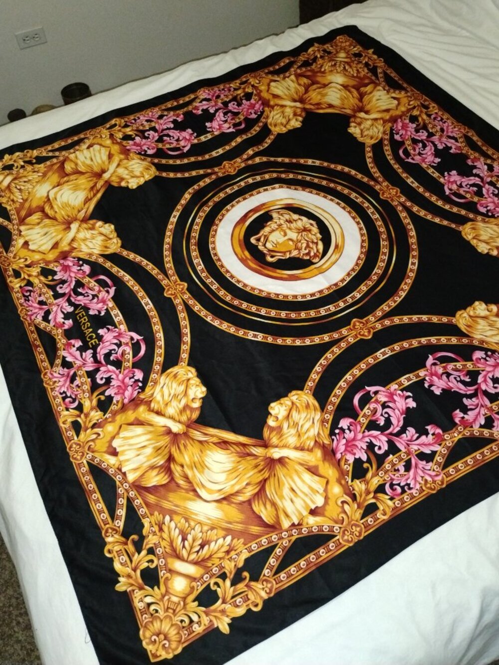 Super cool designer versace scarf! - Picture 3 of 11